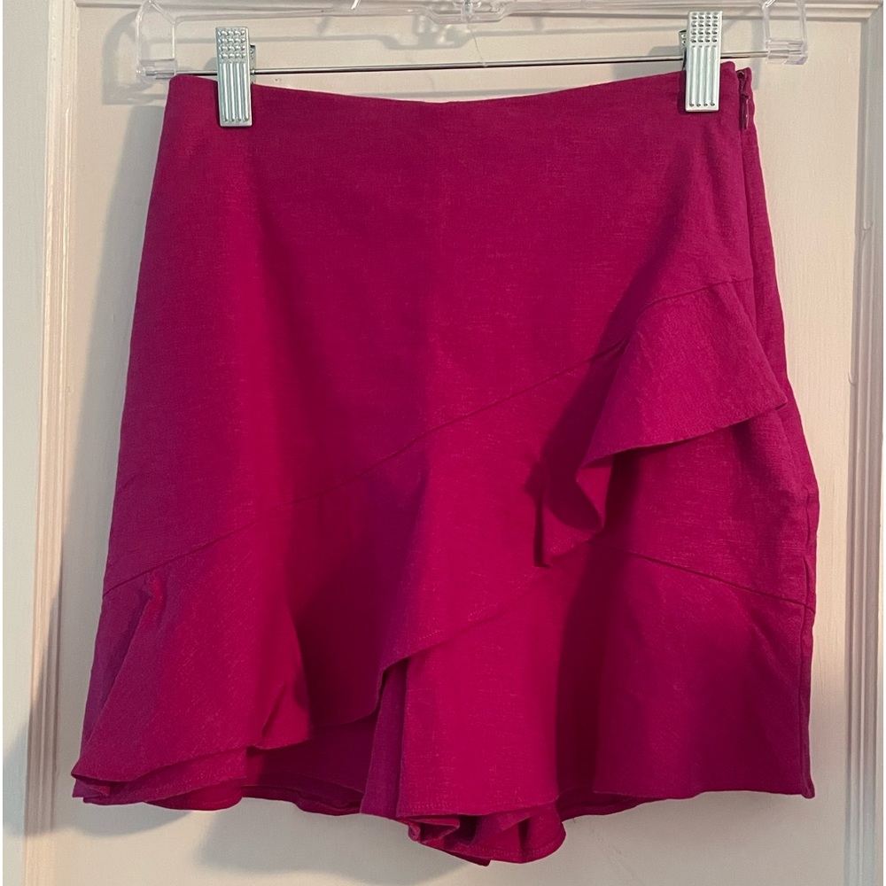 NWT EXPRESS Magenta Pink, Ruffled, Skort in size 00.